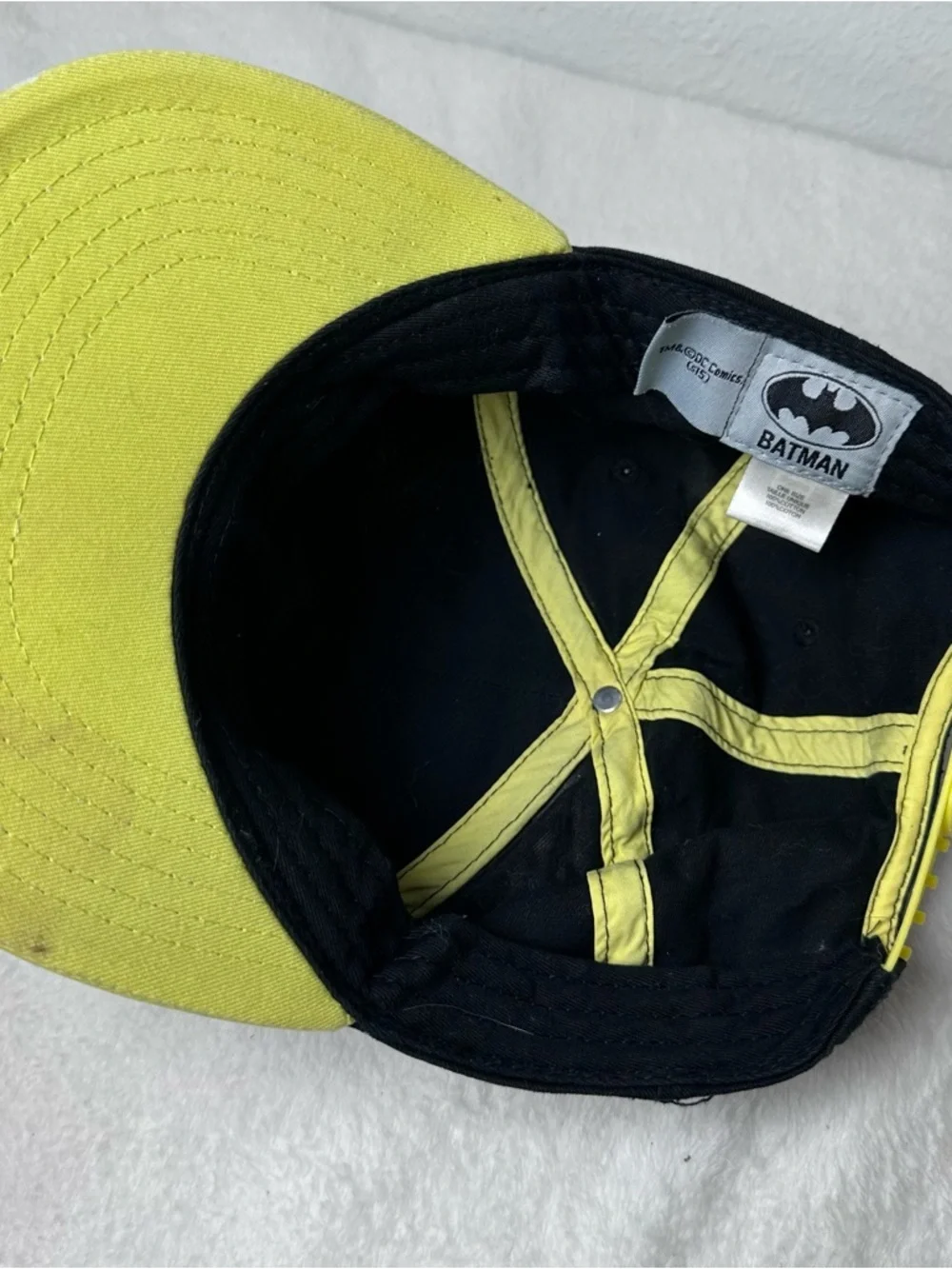 DC Comics 100% Cotton Batman Metal Badge Snapback Hat - Black and Yellow